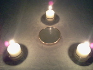 las tres velas formando un triangulo